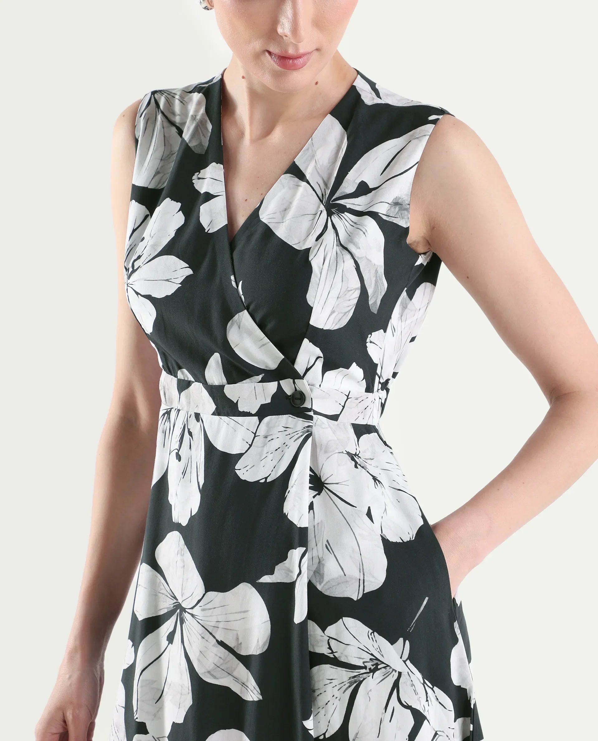 Rareism Women's Vlbee Black Viscose Sleeveless A-Line Floral Print Dress
