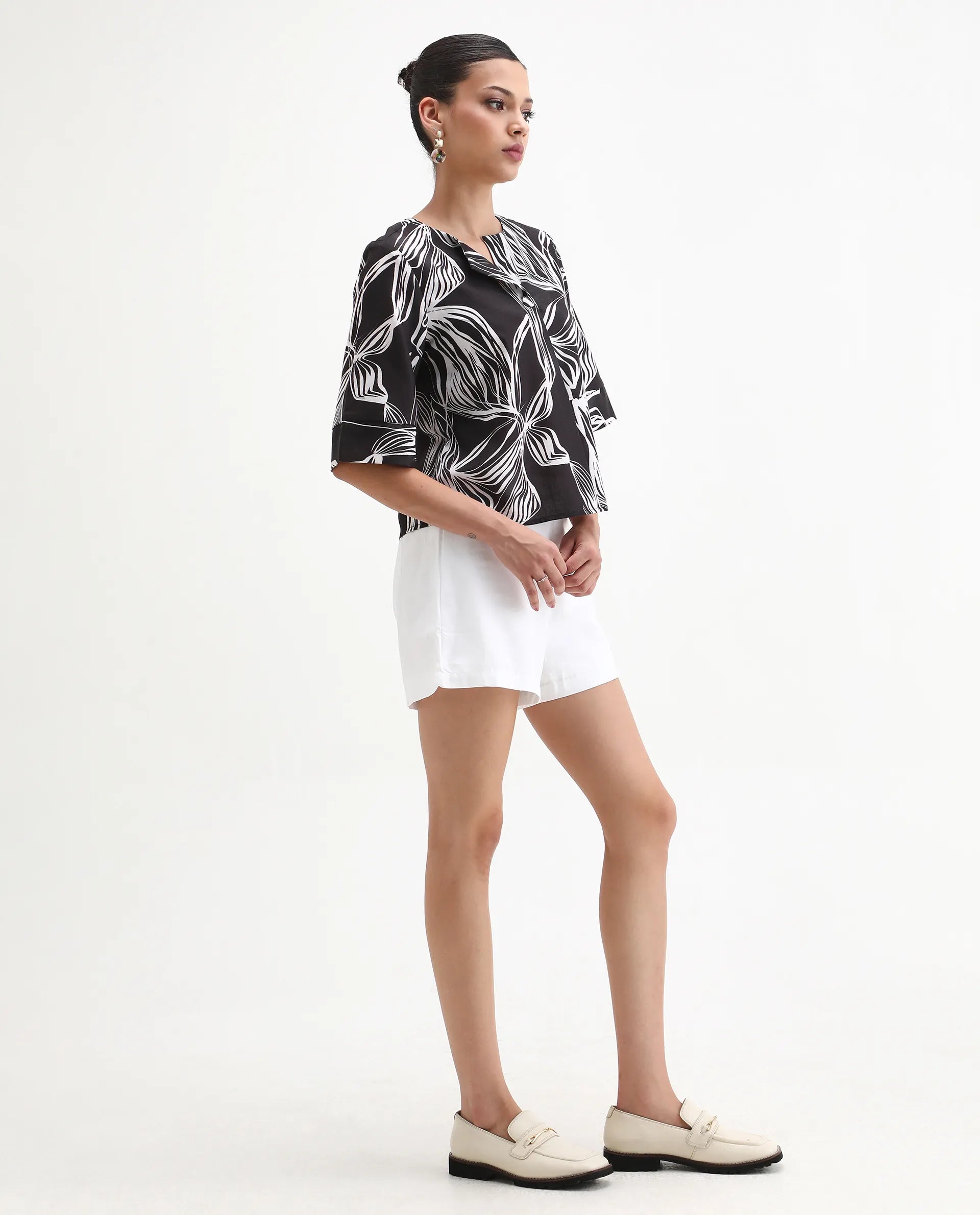 Rareism Women's Elli White Cotton Plain Mini Regular Fit Shorts