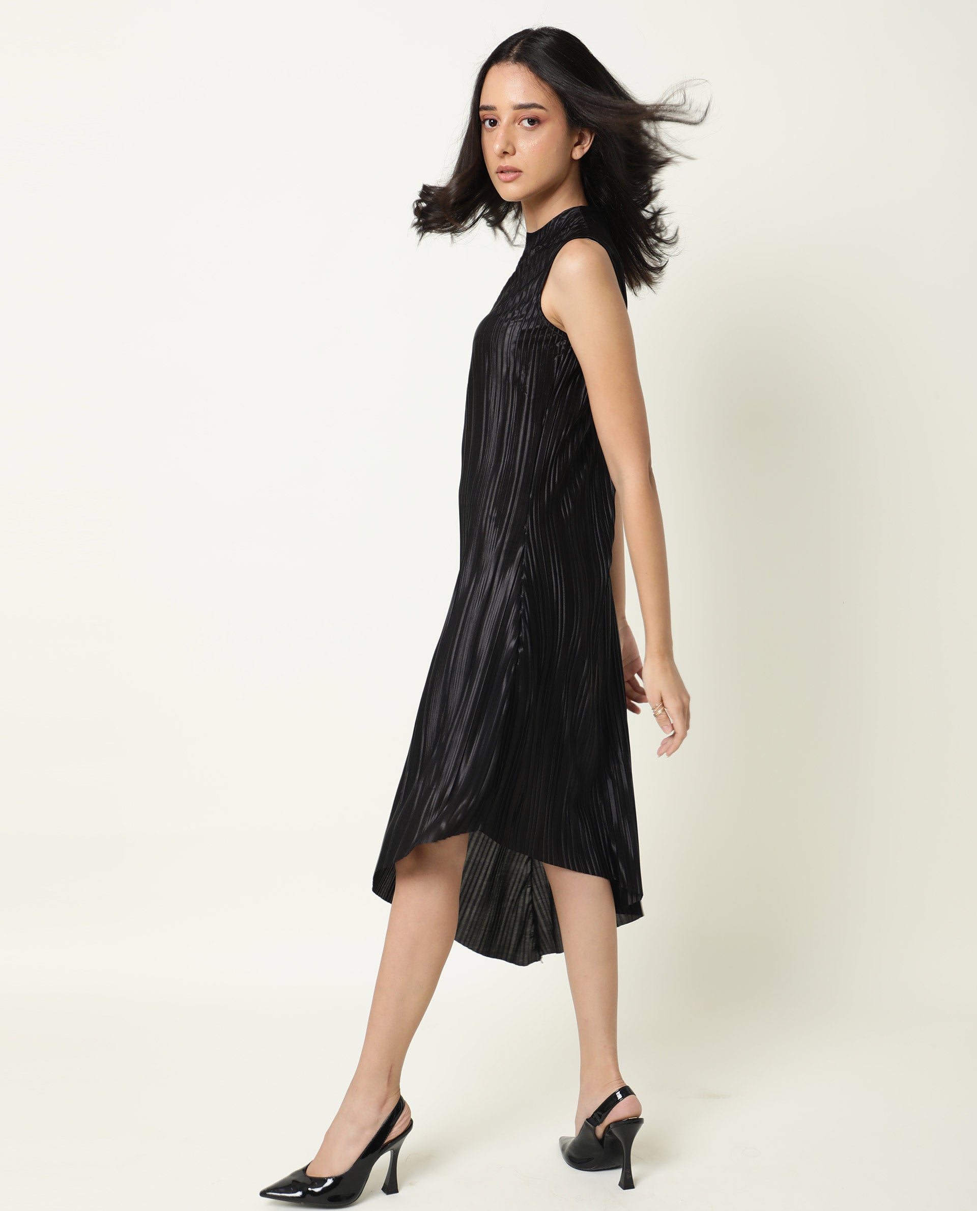 Rareism Women's Aloof Black Polyester Blend Crew Neck Plain Sleeveless Knee Length Regular Fit Dress