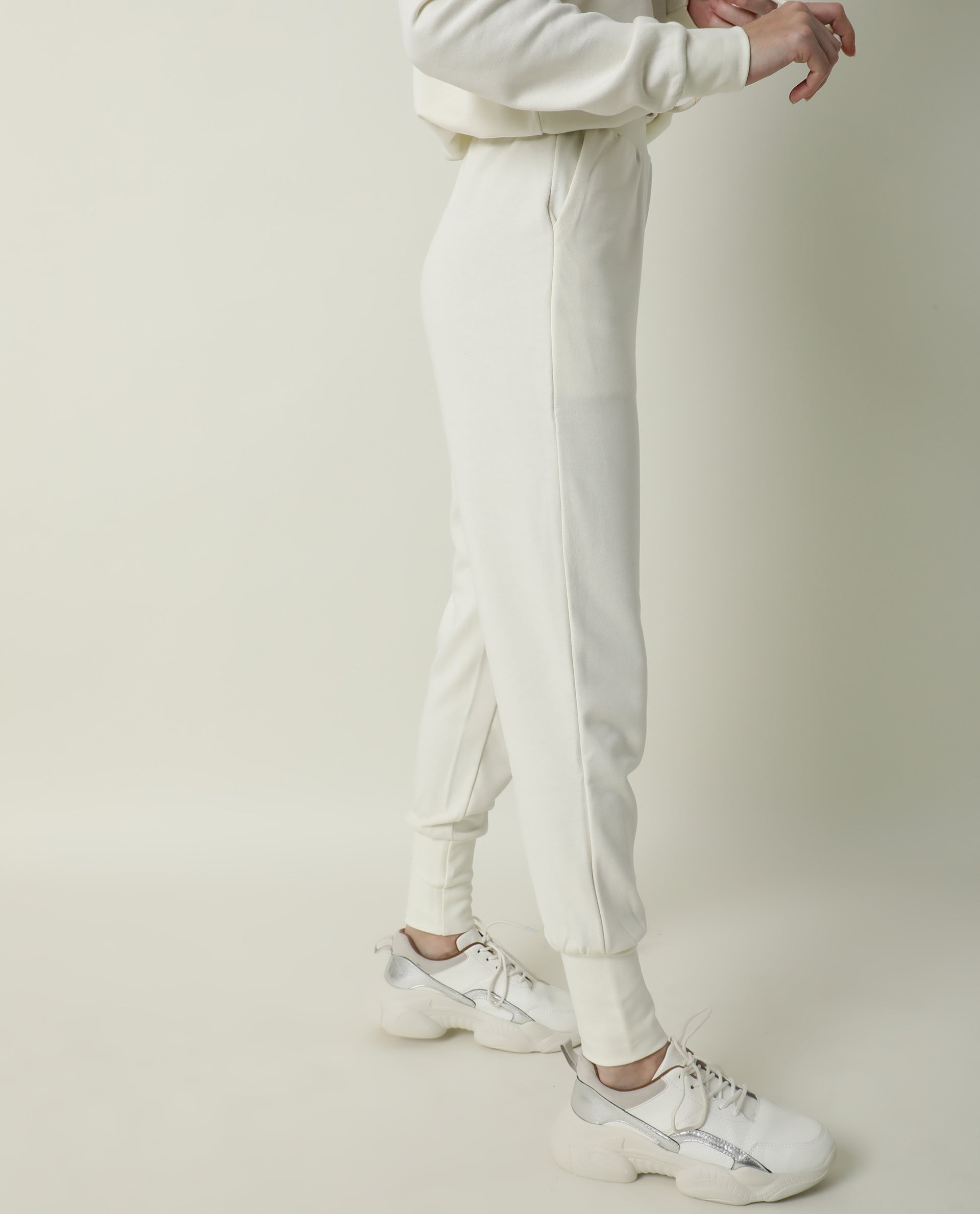 Rareism Women's Simp-1 Offwhite Polyester Blend Plain Ankle Length Tailored Track Pant