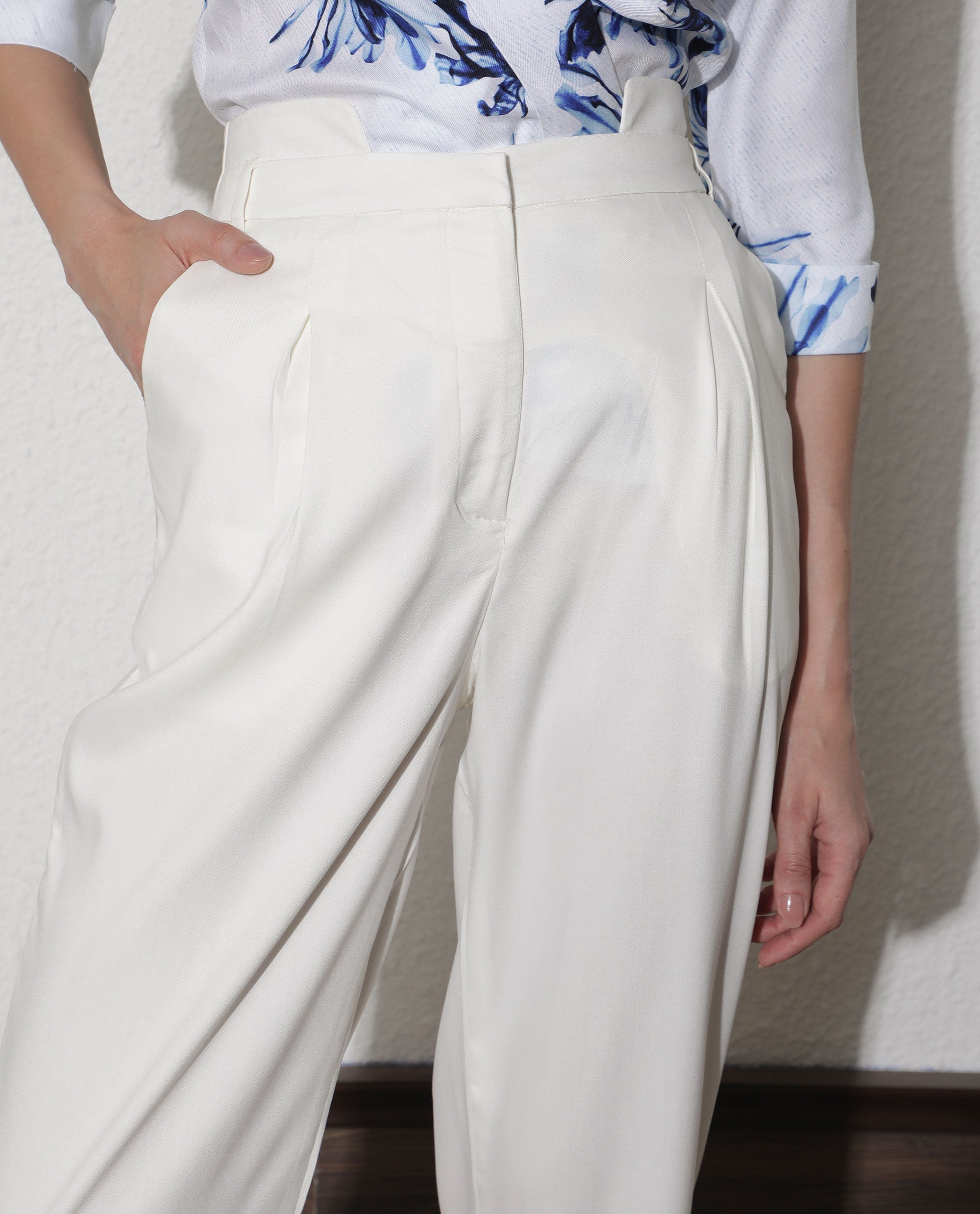 Rareism Women's Evanova Offwhite Viscose Plain Ankle Length Regular Fit Trouser