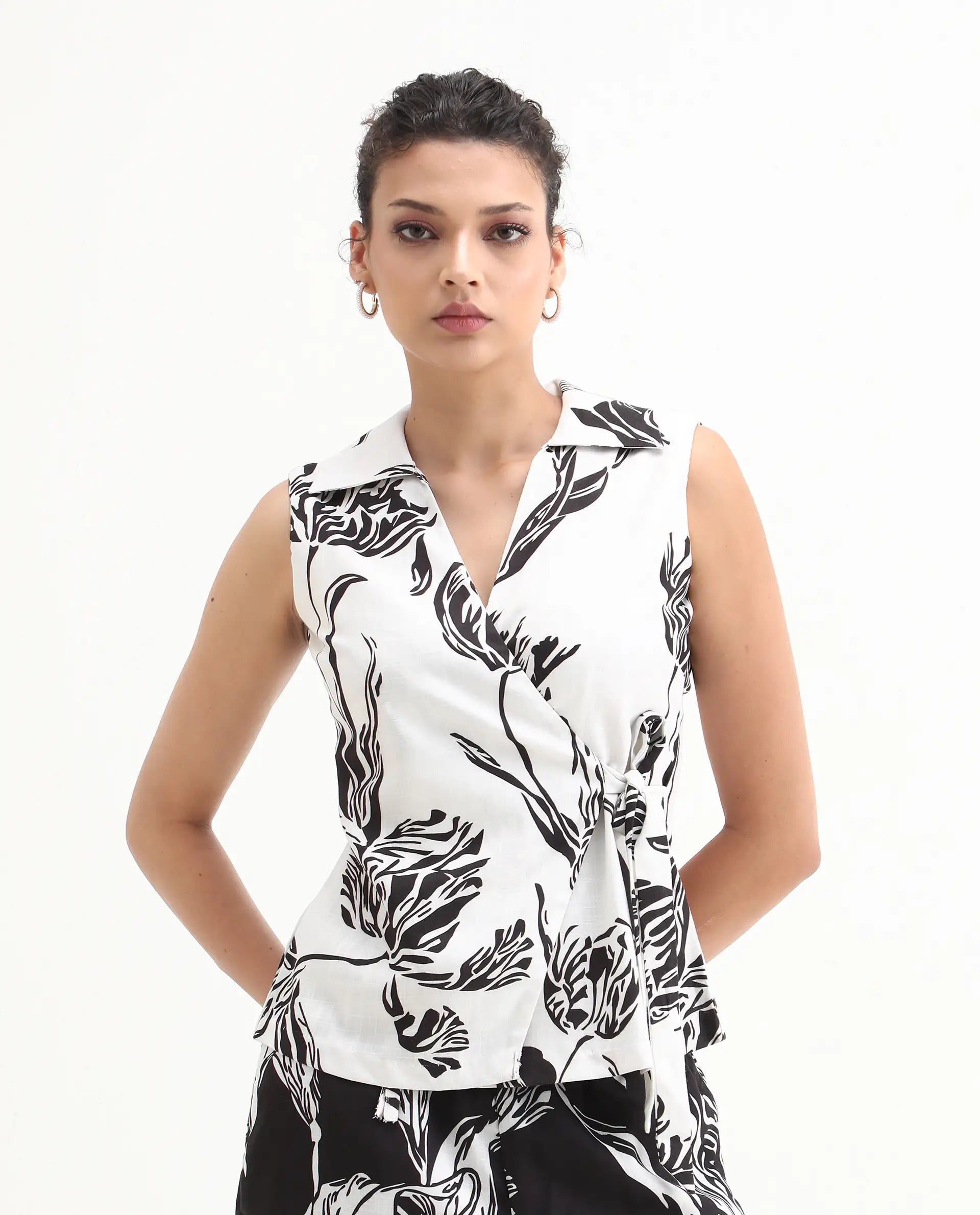 Rareism Women's Janfu T White Polyester Johnny Collar Floral Print Sleeveless Regular Fit Top