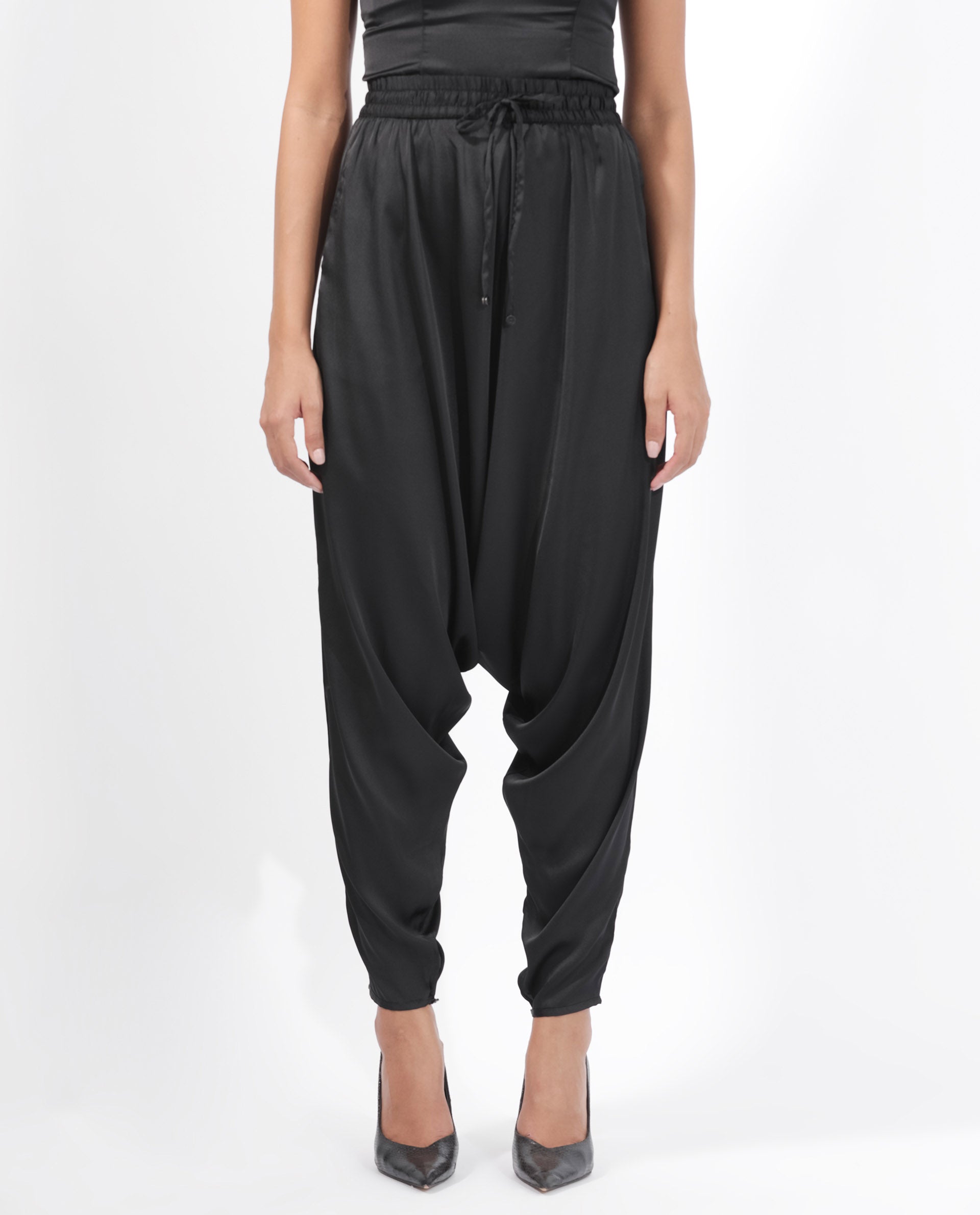 Rareism Women's Kamel Black Polyester Plain Ankle Length Relaxed Fit Trouser