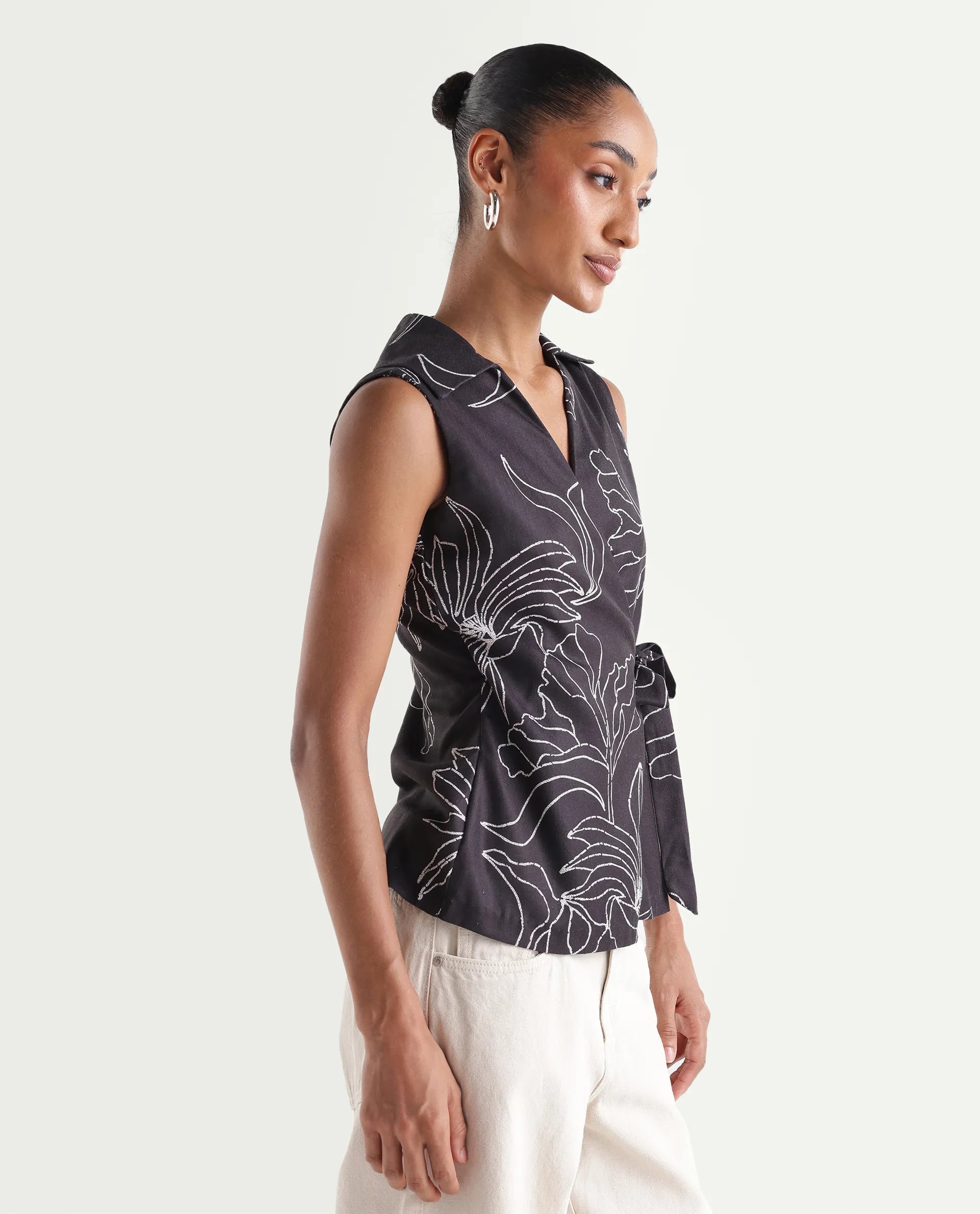Rareism Women's Vanfu Black Polyester Sleeveless Regular Fit Floral Print Top