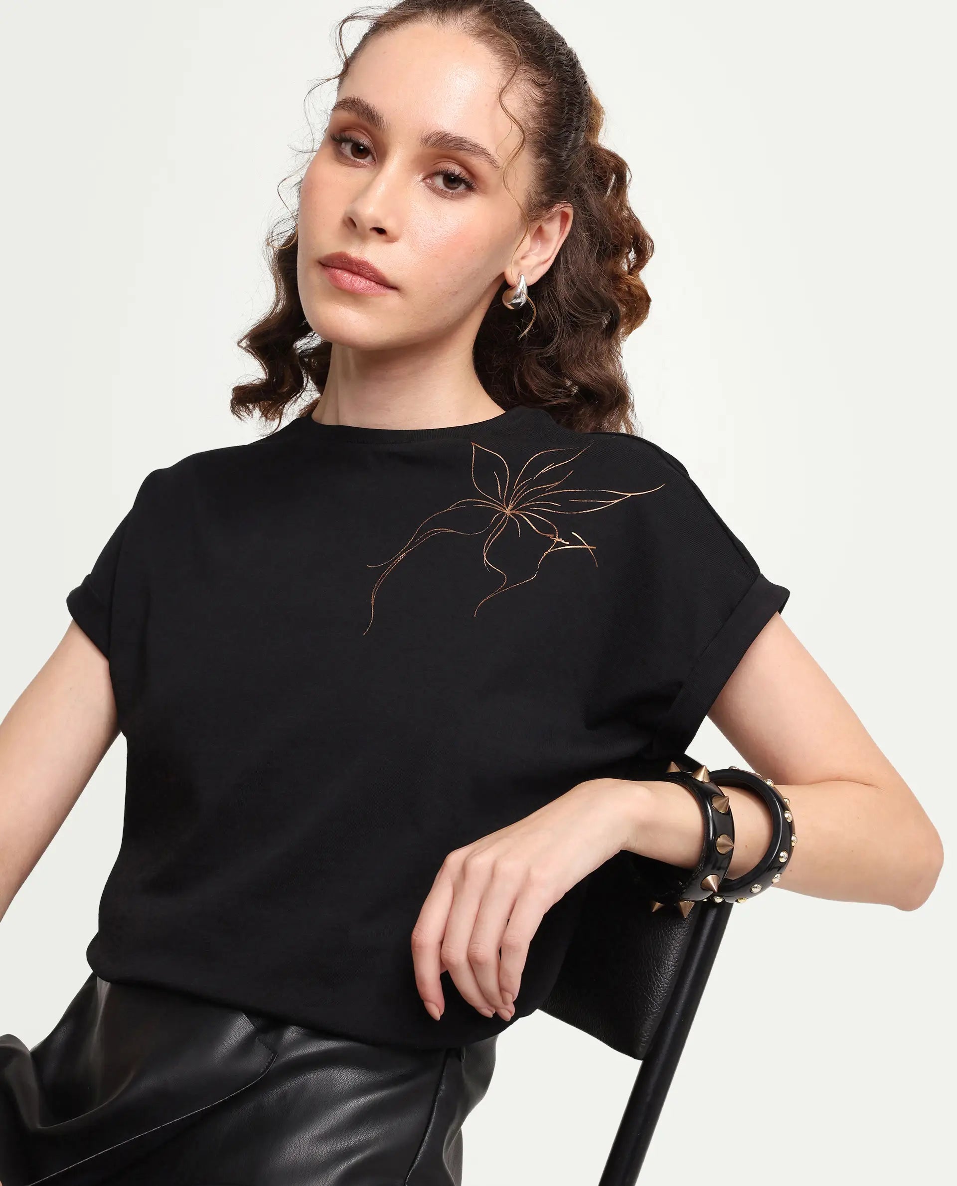 Rareism Women's Zarth Black Cotton Crew Neck Pull-On Relaxed Floral Print T-Shirt