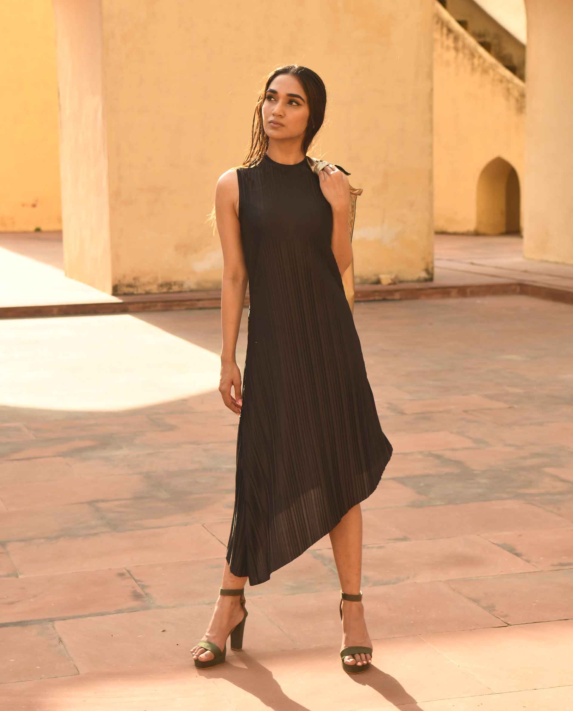 Rareism Women's Aloof Black Polyester Blend Crew Neck Plain Sleeveless Knee Length Regular Fit Dress