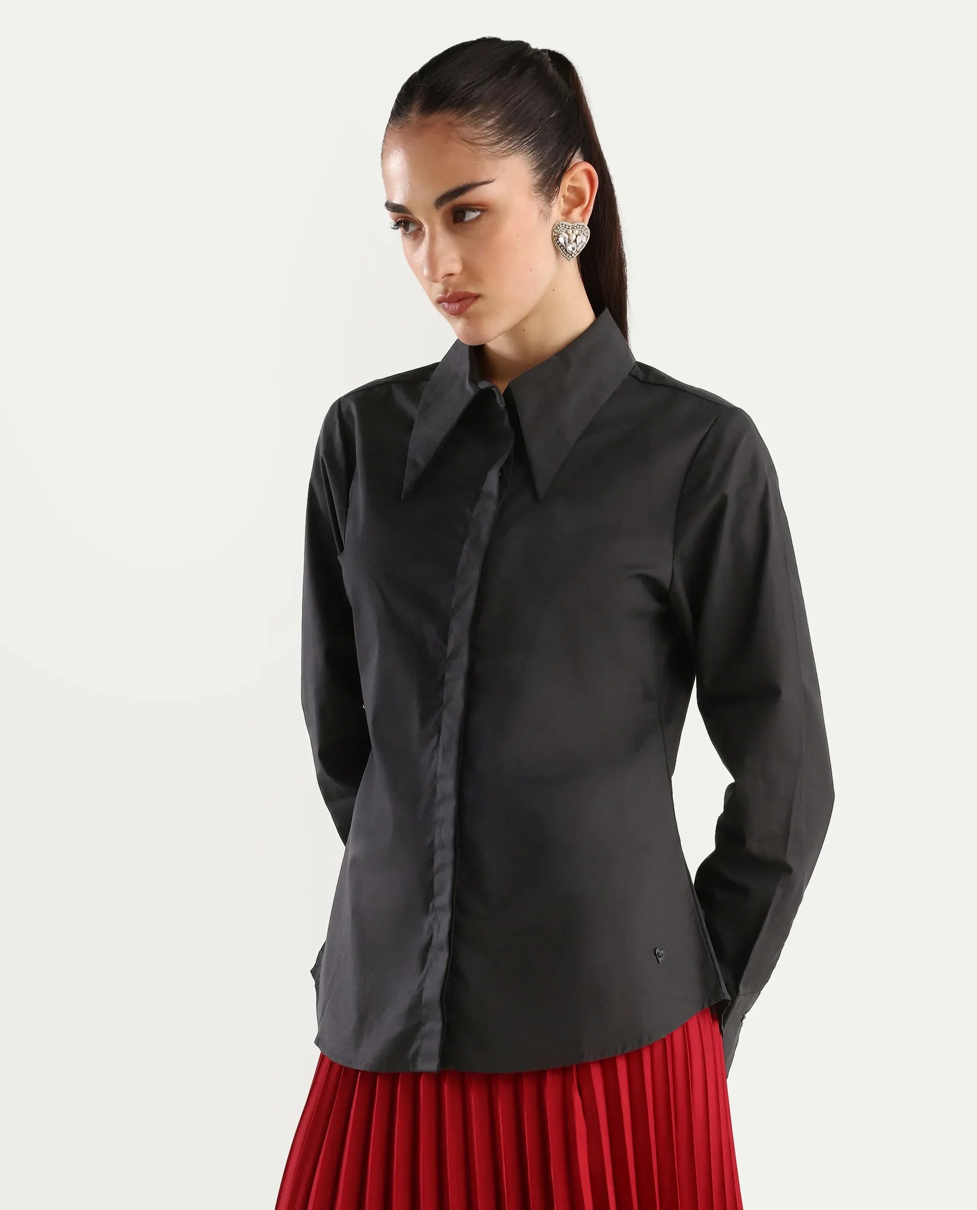 Rareism Women's Ceos Black Cotton Blend Spread Collar Plain Cuffed Sleeve Regular Fit Top