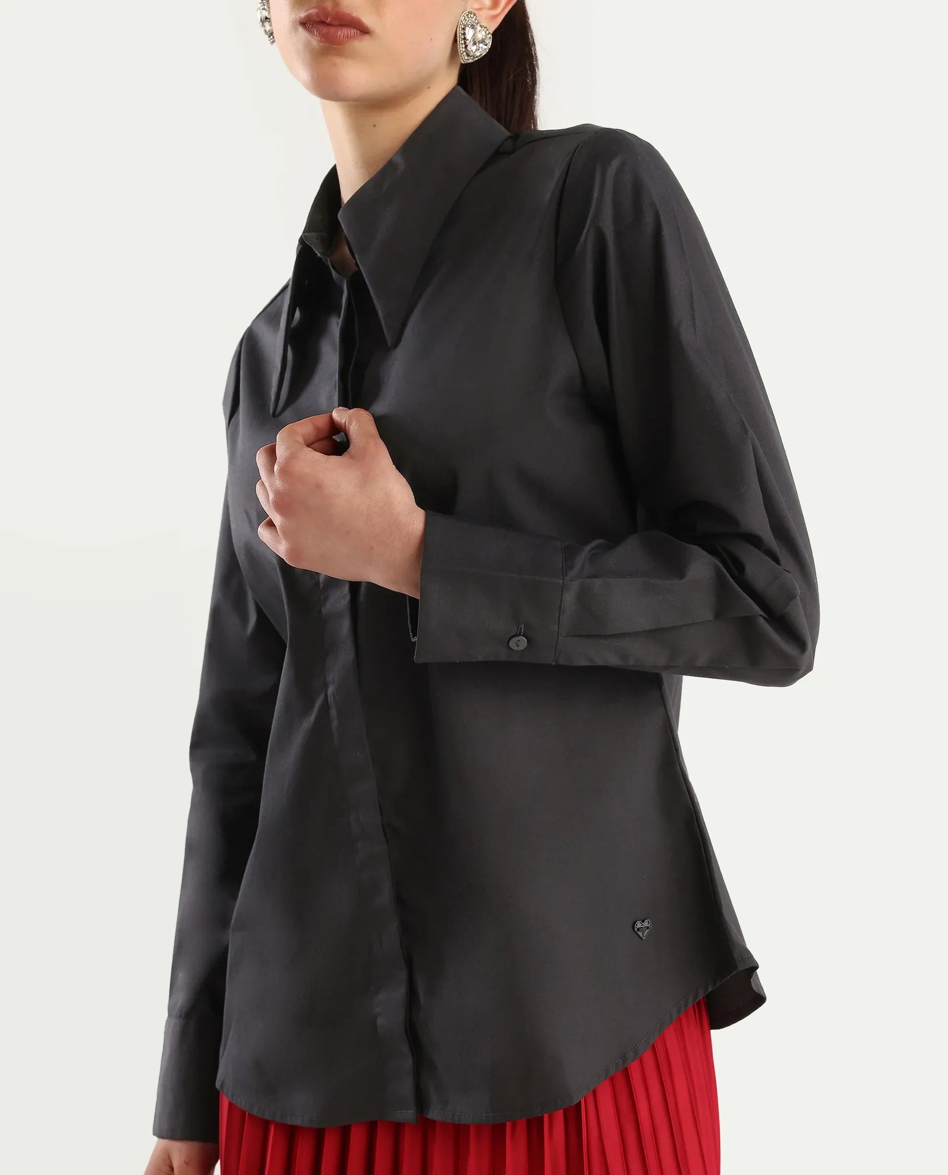 Rareism Women's Ceos Black Cotton Blend Spread Collar Plain Cuffed Sleeve Regular Fit Top