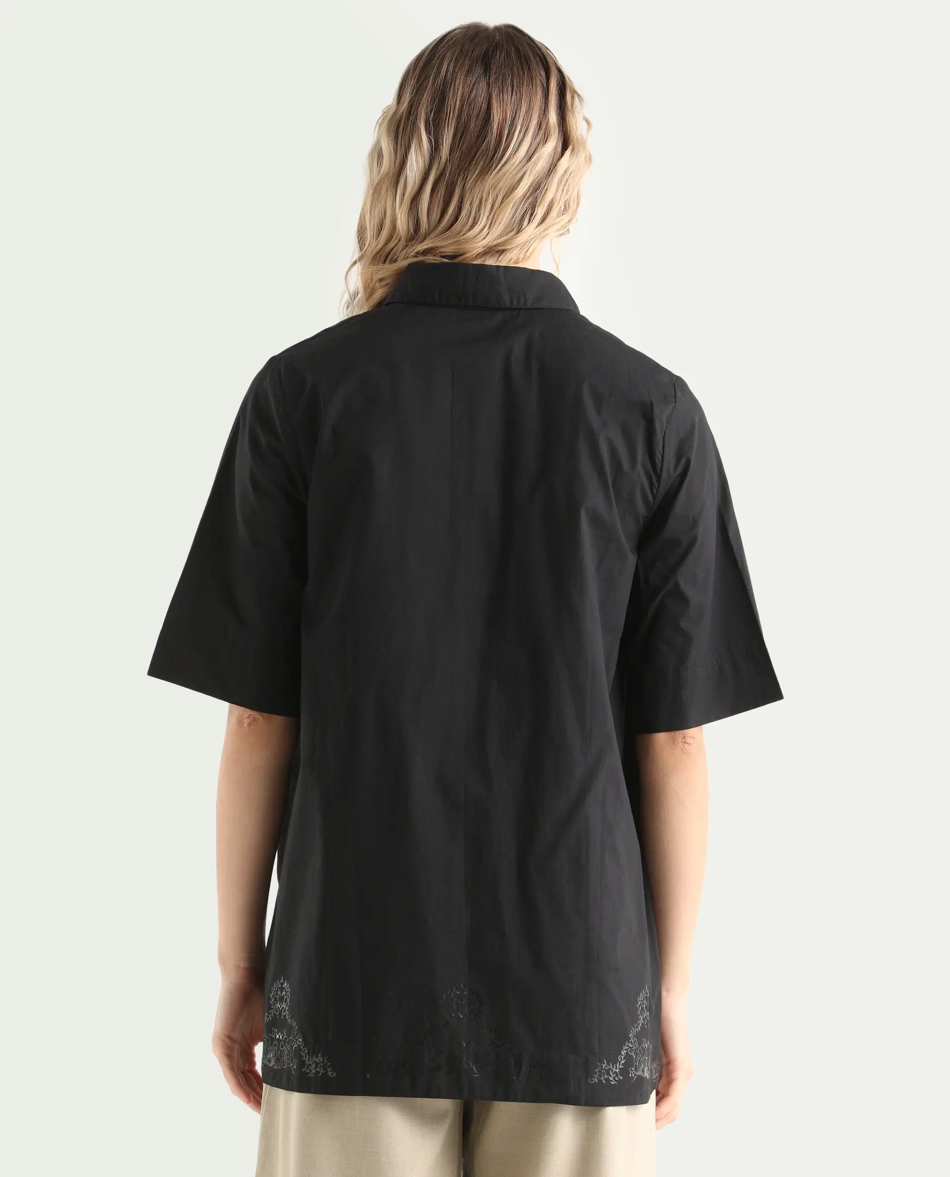 Rareism Women's Flick Black Cotton Spread Collar Plain Regular Fit Top