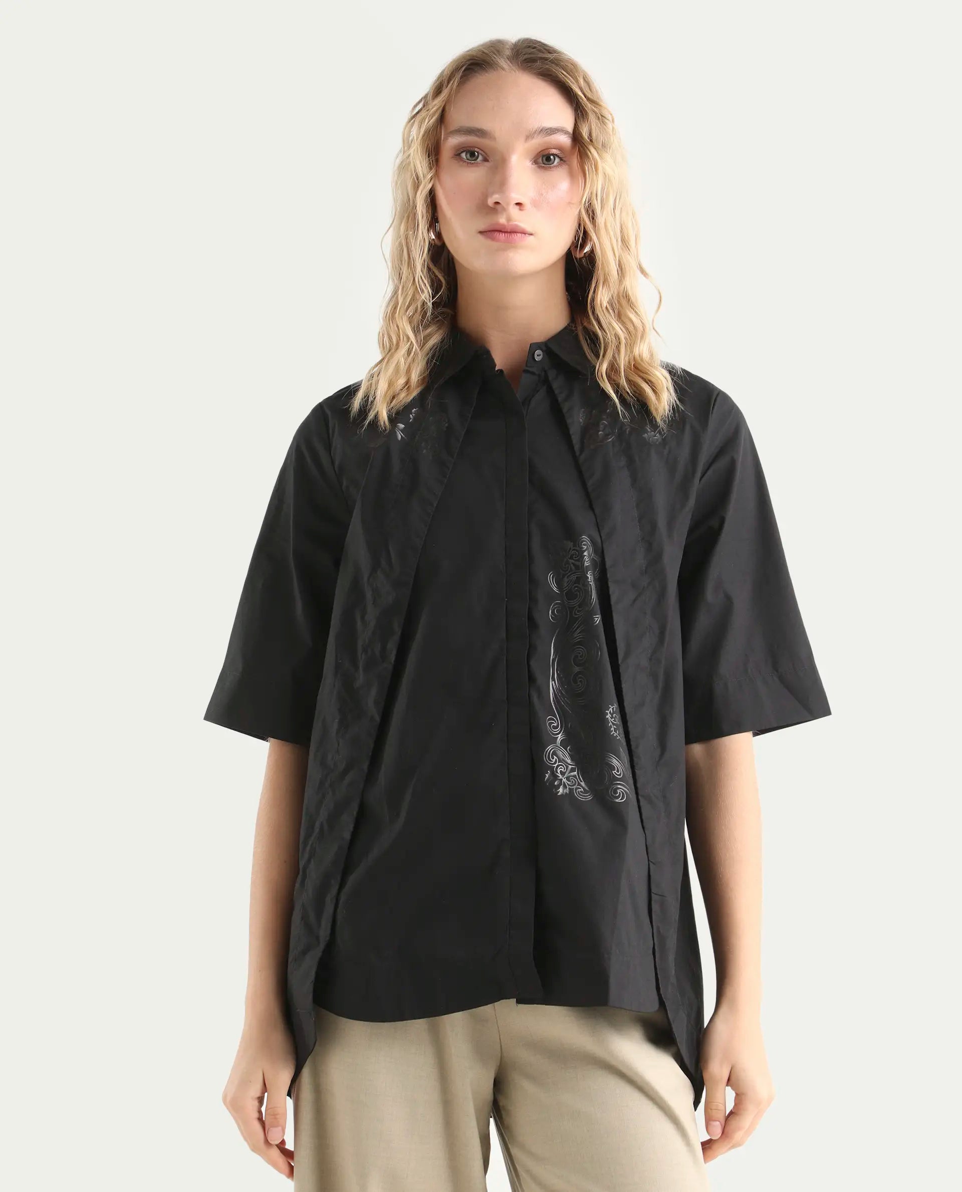 Rareism Women's Flick Black Cotton Spread Collar Plain Regular Fit Top