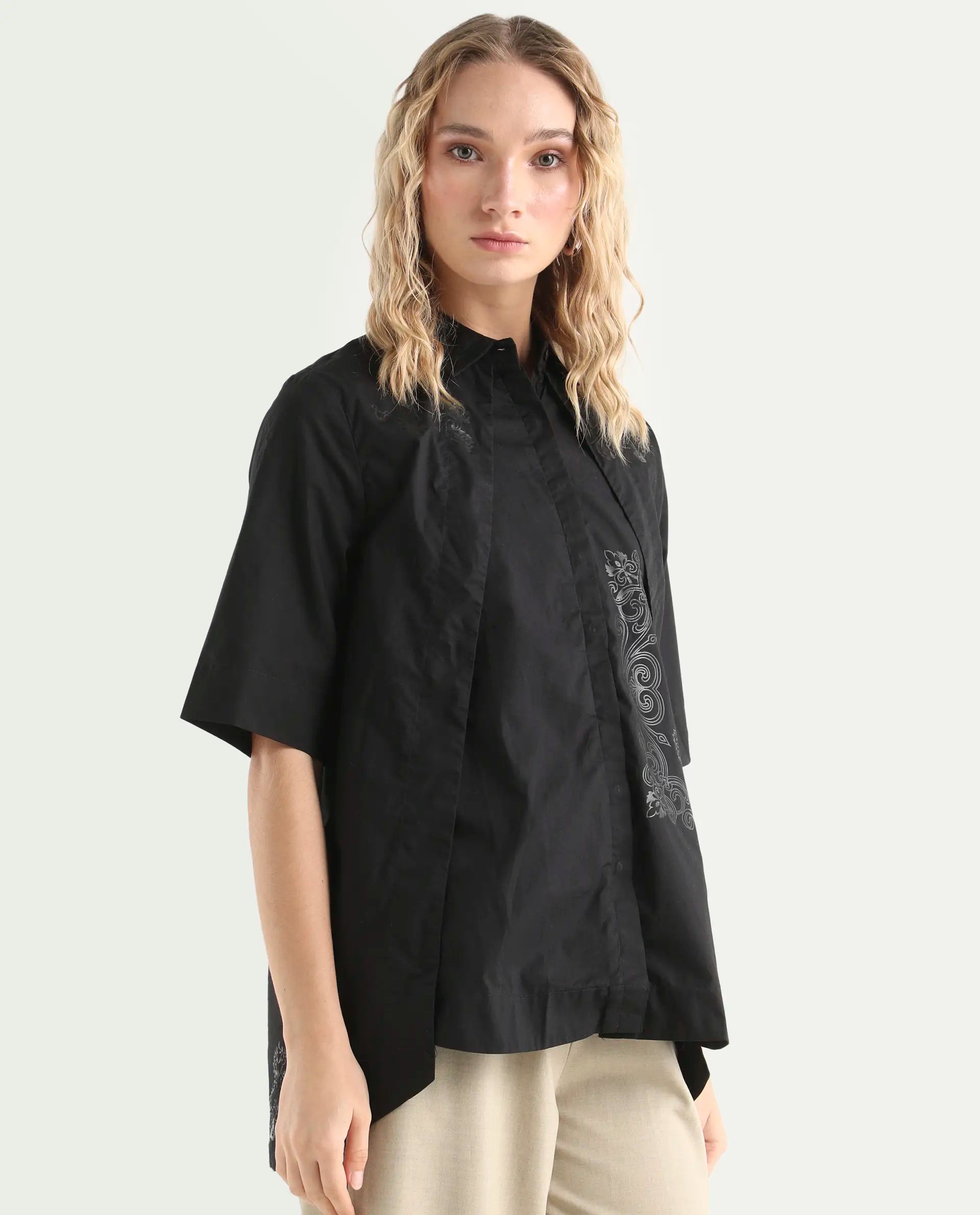 Rareism Women's Flick Black Cotton Spread Collar Plain Regular Fit Top