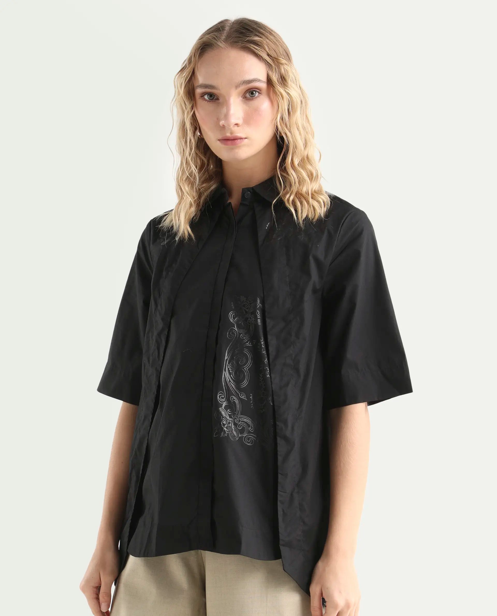 Rareism Women's Flick Black Cotton Spread Collar Plain Regular Fit Top