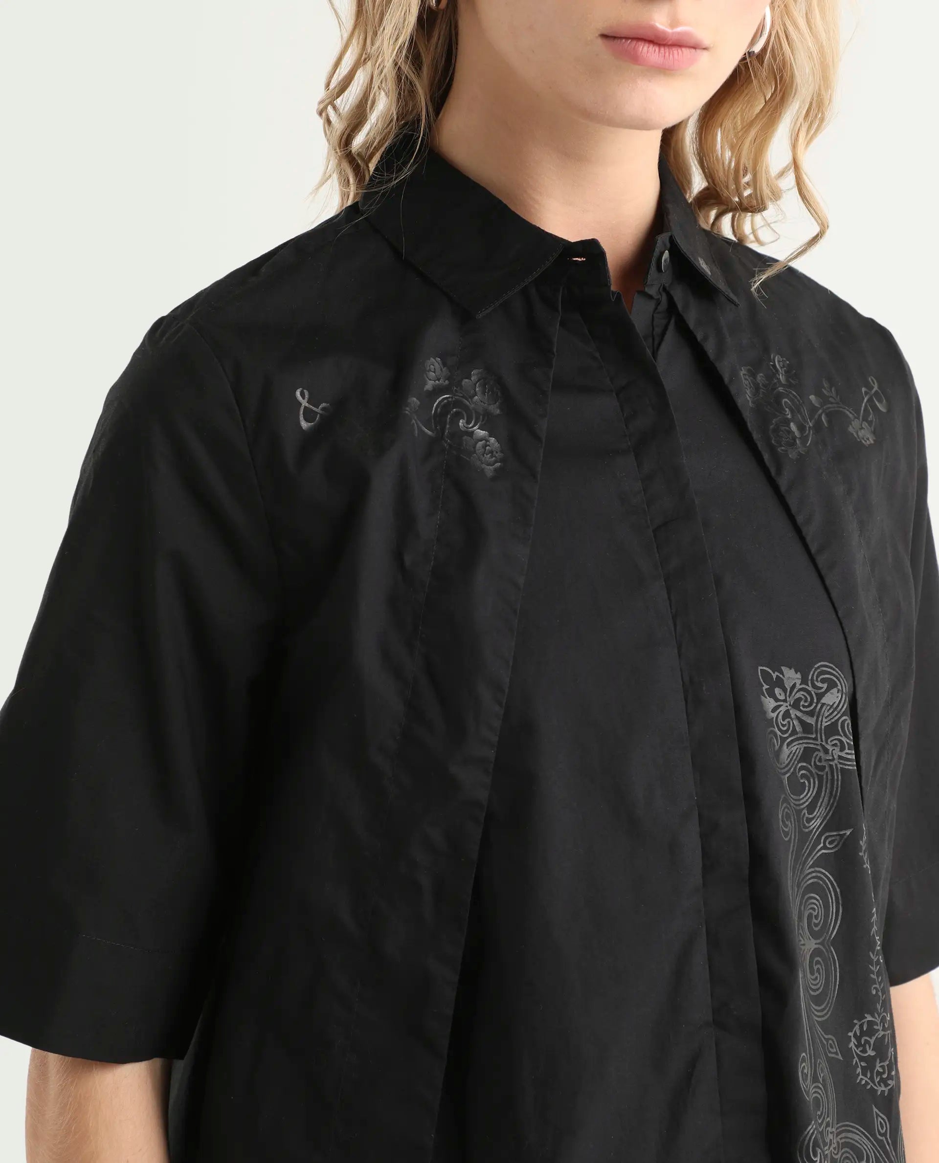 Rareism Women's Flick Black Cotton Spread Collar Plain Regular Fit Top