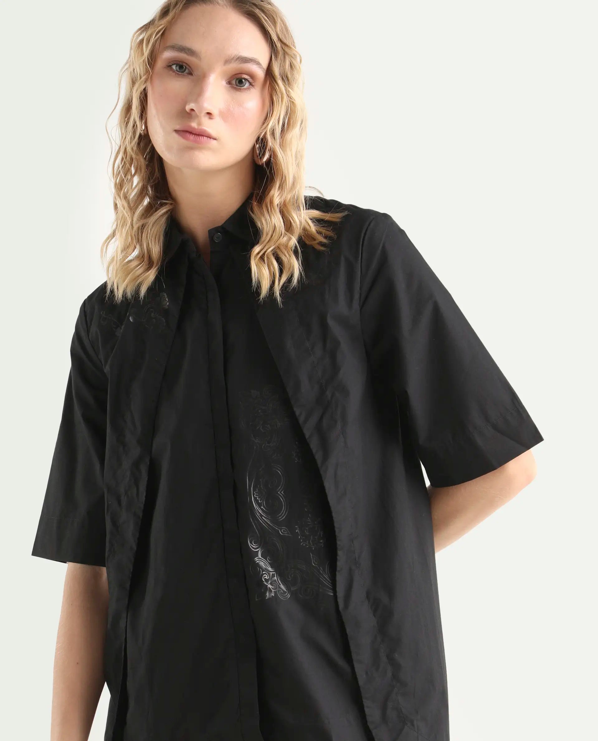 Rareism Women's Flick Black Cotton Spread Collar Plain Regular Fit Top