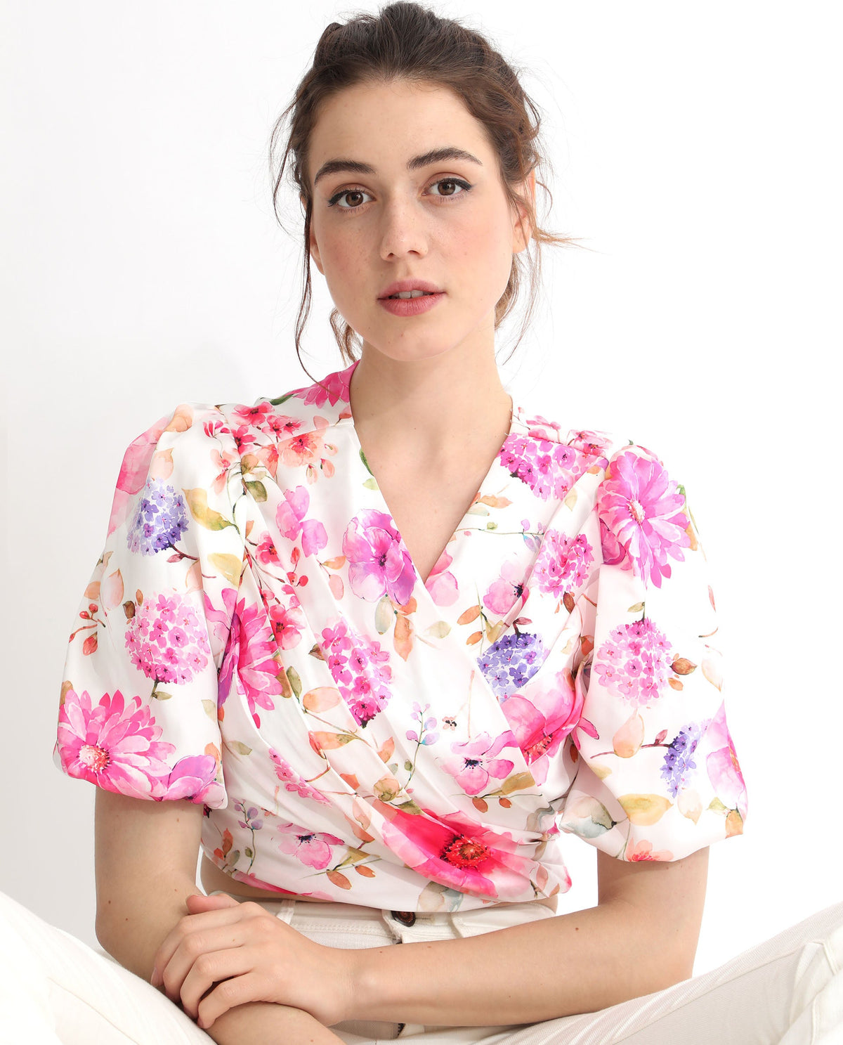 Rareism Women Dackio White Polyester Fabric Short Sleeves Tie-Up Closure V-Neck Balloon Sleeve Relaxed Fit Floral Print Cropped Top