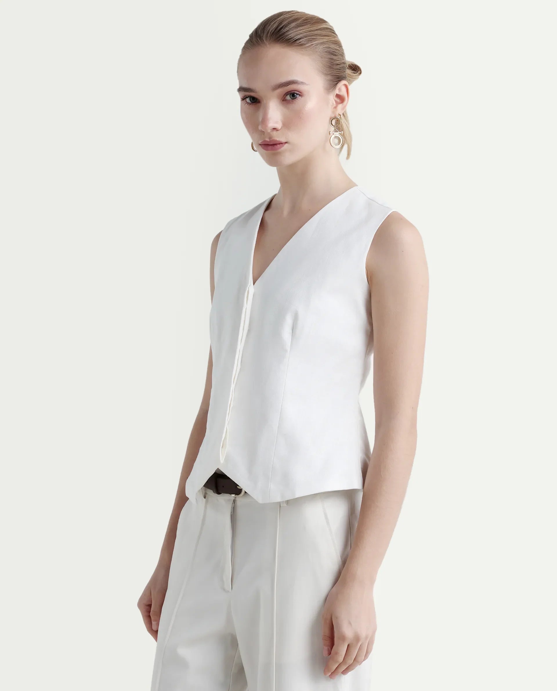 Rareism Women's Epilic White Cotton V-Neck Plain Sleeveless Regular Fit Waist Coat