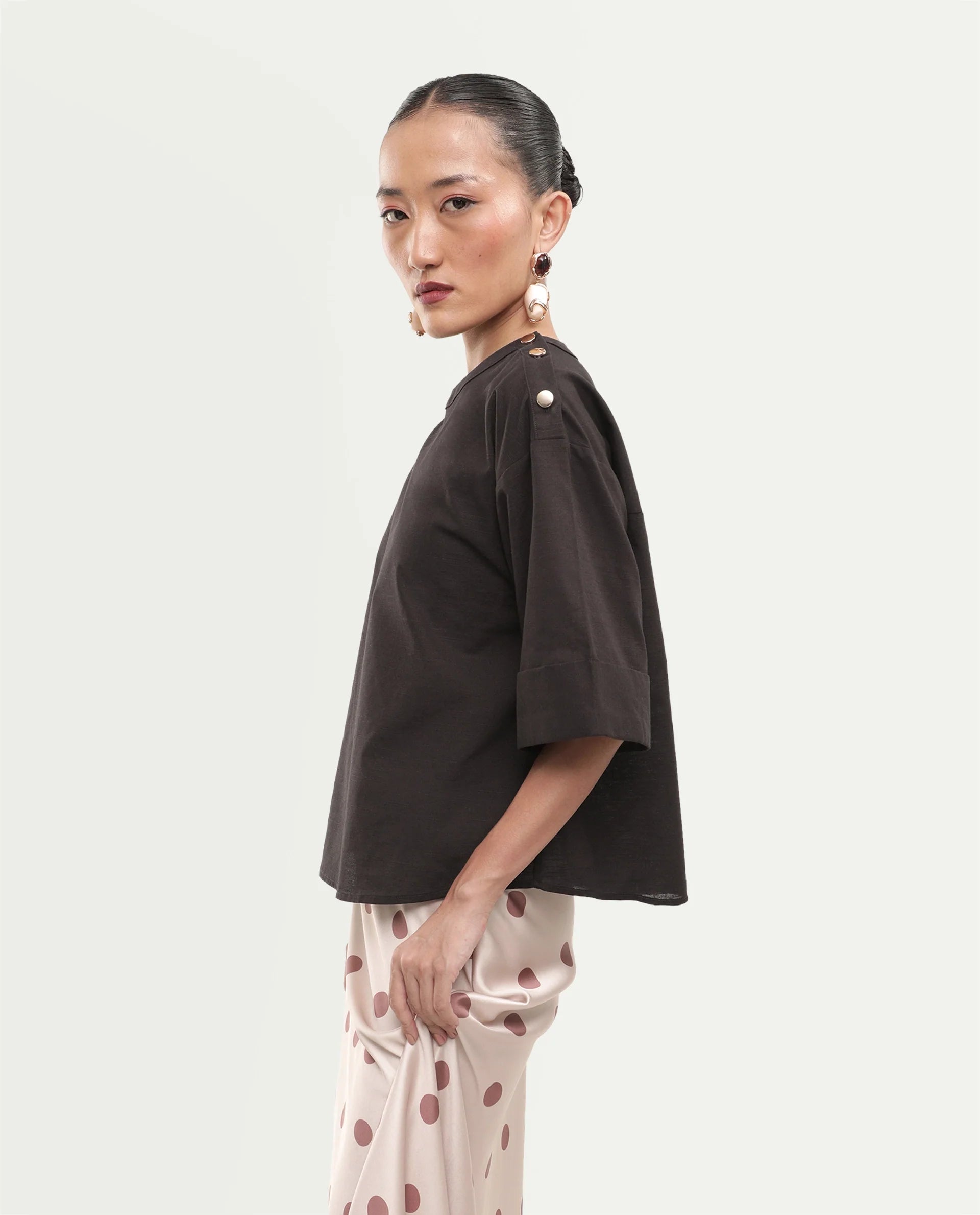 Rareism Women's Ozar Brown Linen Blend Crew Neck Relaxed Plain Top