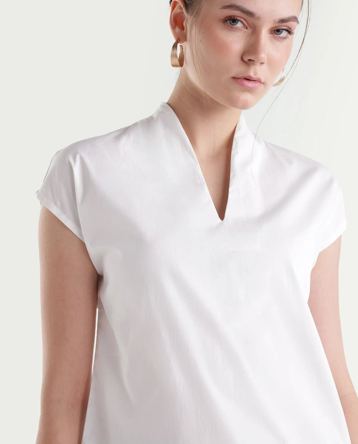 Rareism Women's Buijity White Cotton Blend Stand Collar Regular Plain Top