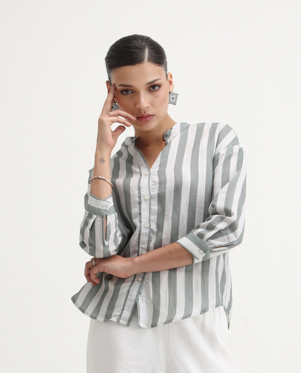 Rareism Women's Kyuzo Off White Linen Spread Collar Striped Cuffed Sleeve Regular Fit Shirt