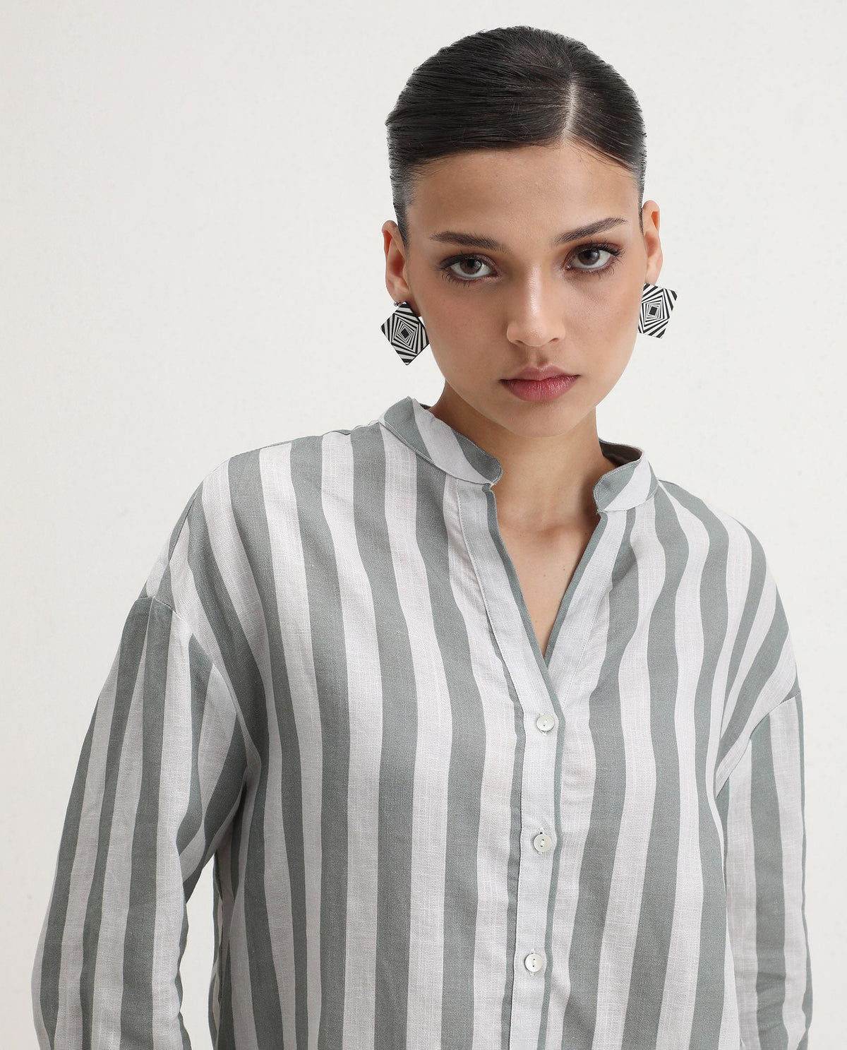 Rareism Women's Kyuzo Off White Linen Spread Collar Striped Cuffed Sleeve Regular Fit Shirt