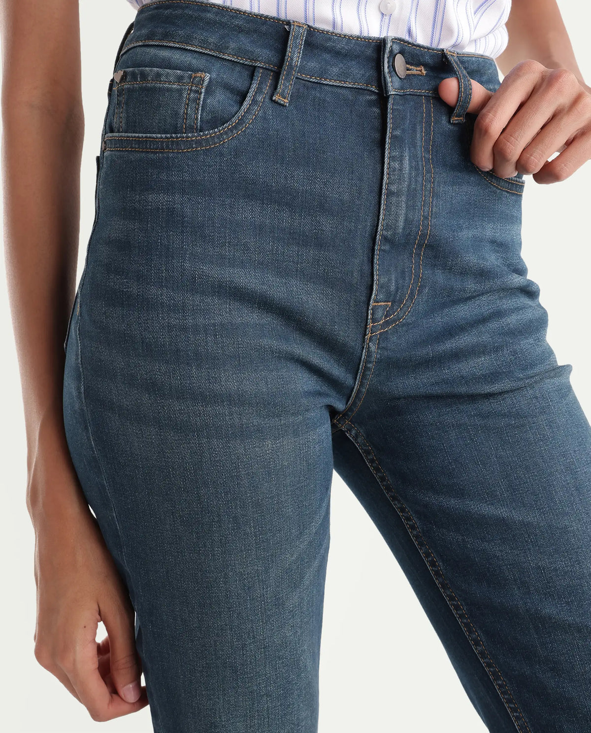 Rareism Women's Bute-4 Blue Cotton Blend Shank And Zipper Bootcut Plain Jeans